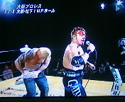 フライパンを小さくなるまでせっせと丸めるゼウスさん